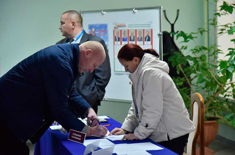 pervye-izbirateli-na-dosrochnykh-vyborakh-v-glubokom_1