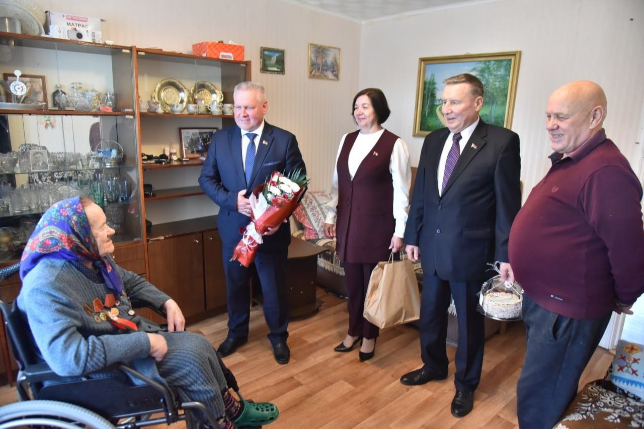 veterana-velikoy-otechestvennoy-voyny-pozdravili-s-dnem-pozhilykh-lyudey_0