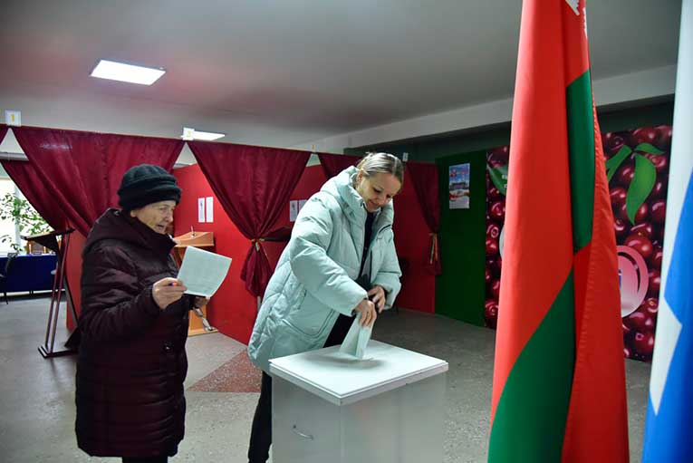pervye-izbirateli-na-dosrochnykh-vyborakh-v-glubokom_4
