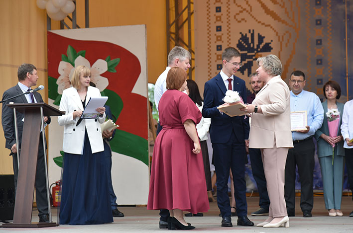 proshchanie-so-shkoloy-yarkiy-prazdnik-dlya-vypusknikov-glubokogo_16