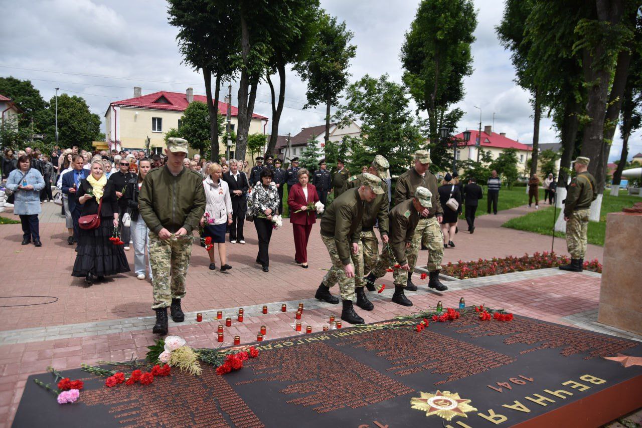 patrioticheskaya-aktsiya-svecha-pamyati-proshla-v-parke-pobedy-g-glubokoe_5