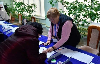 Первые избиратели на досрочных выборах в Глубоком