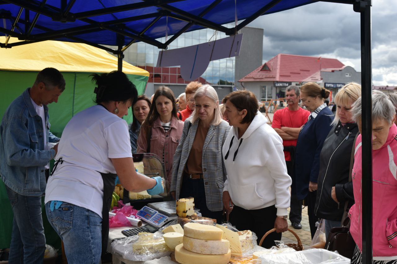 medovyy-fest-sobral-zhiteley-i-gostey-glubochchiny-_4