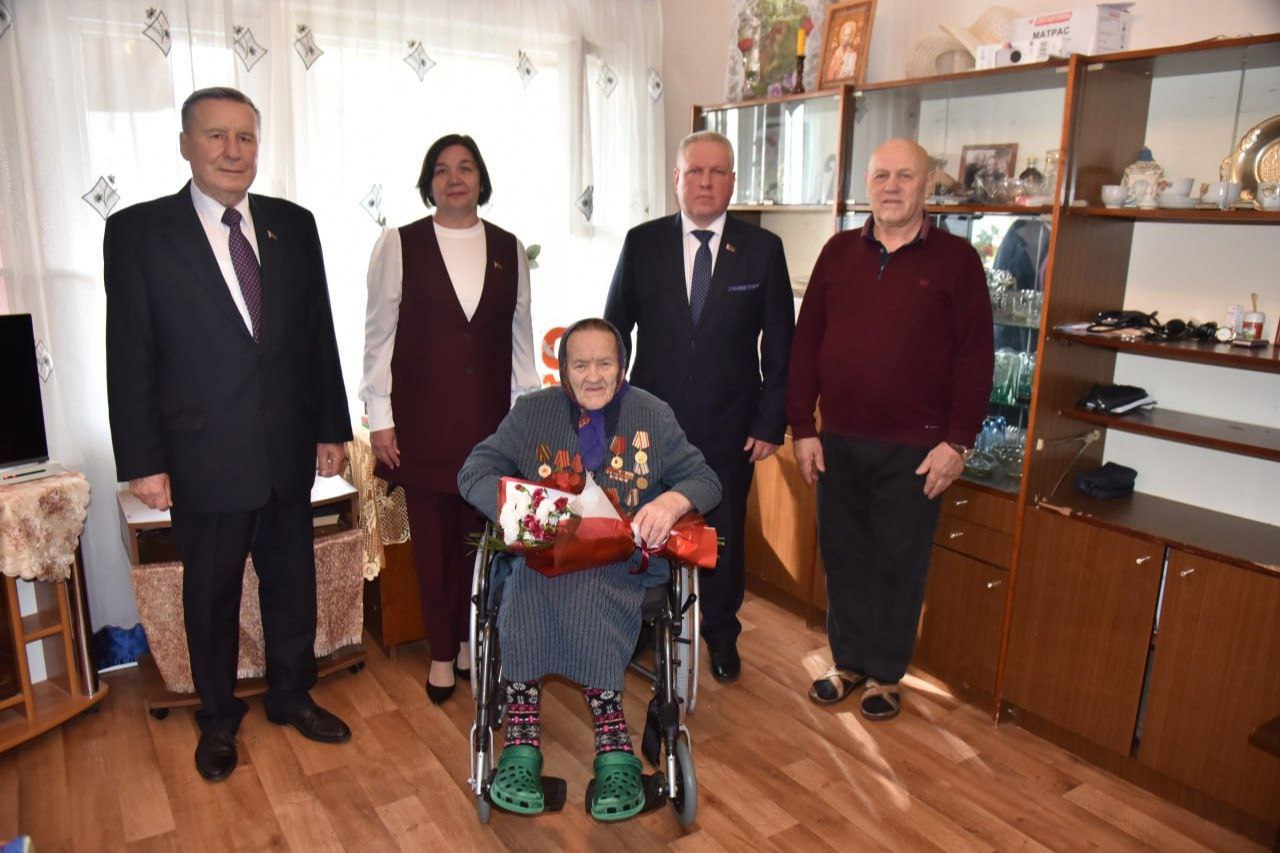 Ветерана Великой Отечественной войны поздравили с Днем пожилых людей