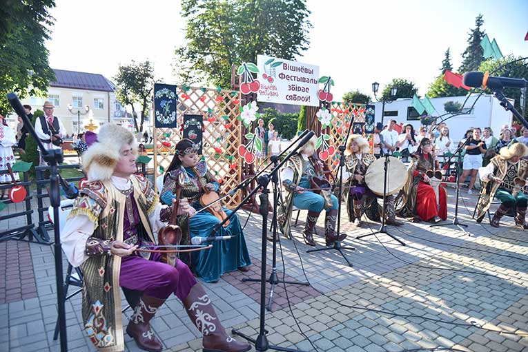 vishnyevyy-festival-v-glubokom-startoval-yarko-_11