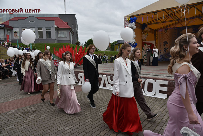 proshchanie-so-shkoloy-yarkiy-prazdnik-dlya-vypusknikov-glubokogo_0