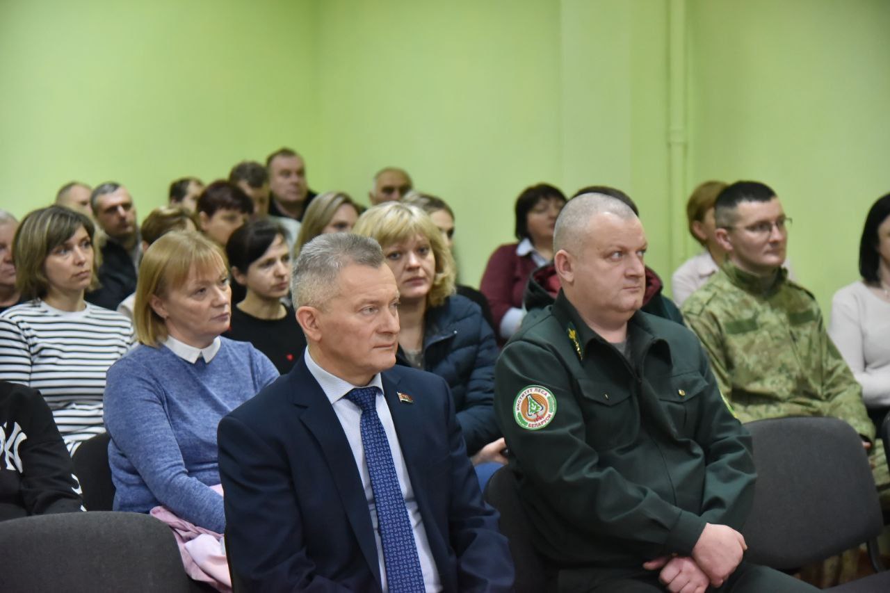 natalya-markovich-vstretilas-s-trudovymi-kollektivami-rayona-i-obsudila-khod-elektoralnoy-kampanii_3