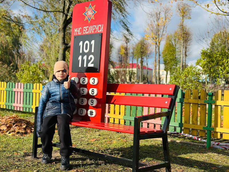 na-detskoy-ploshchadke-nashli-telefon-mchs_0