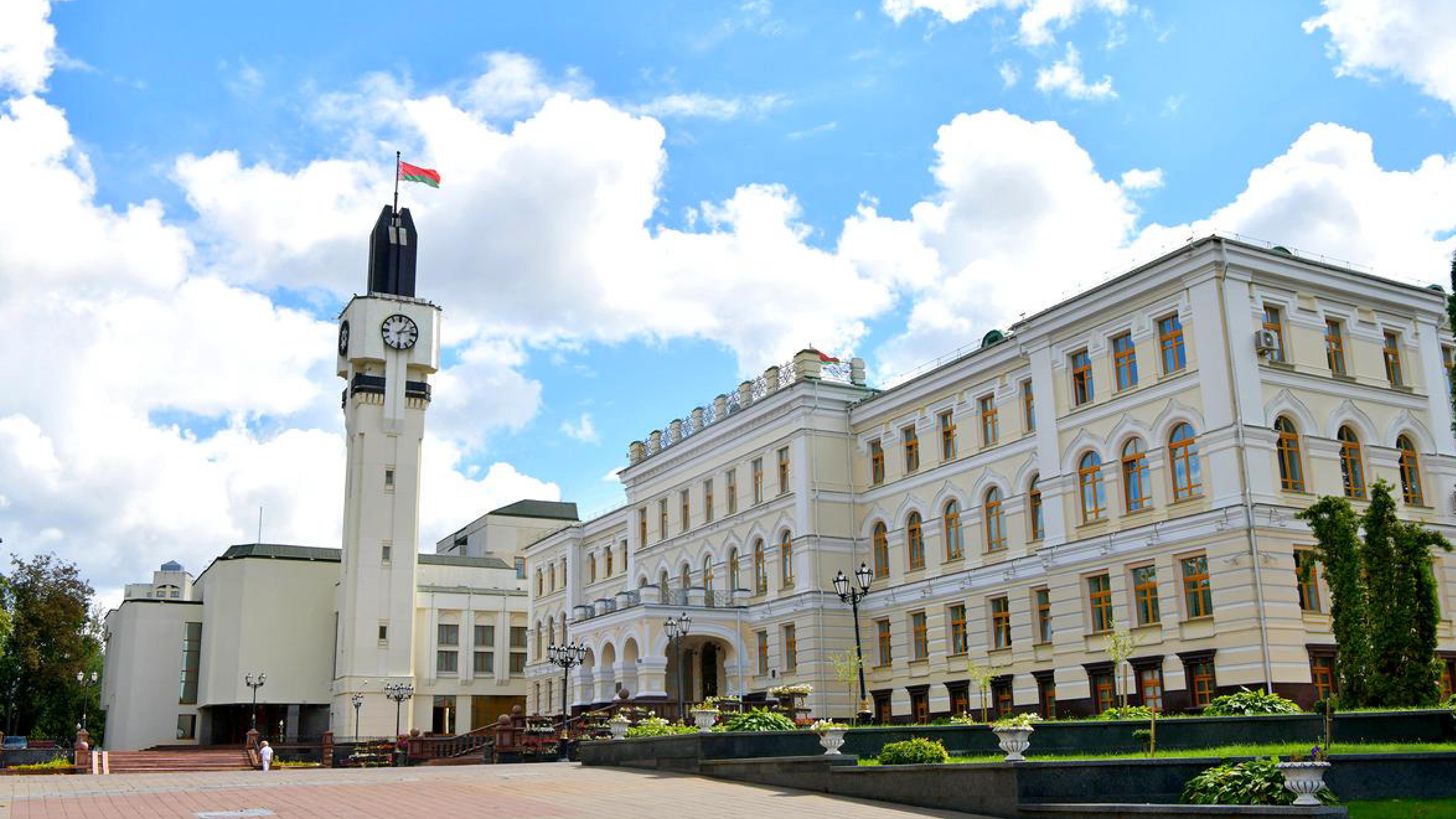 Руководство Витебской области поздравляет работников и ветеранов легкой промышленности с профессиональным праздником