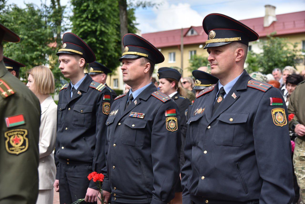 patrioticheskaya-aktsiya-svecha-pamyati-proshla-v-parke-pobedy-g-glubokoe_1