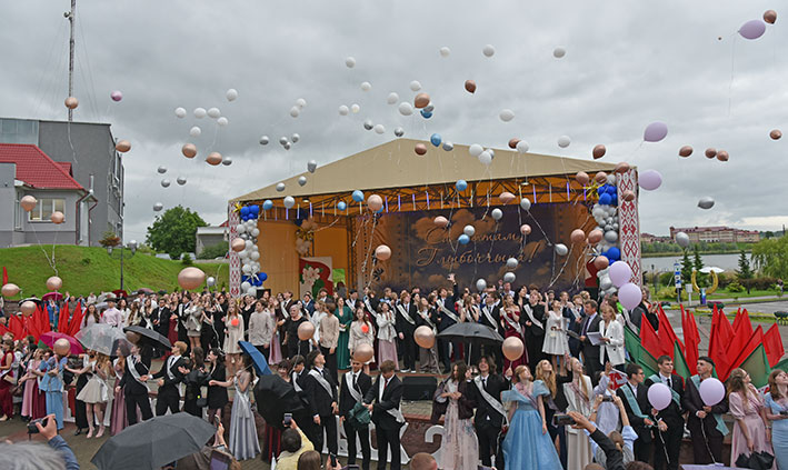 proshchanie-so-shkoloy-yarkiy-prazdnik-dlya-vypusknikov-glubokogo_13