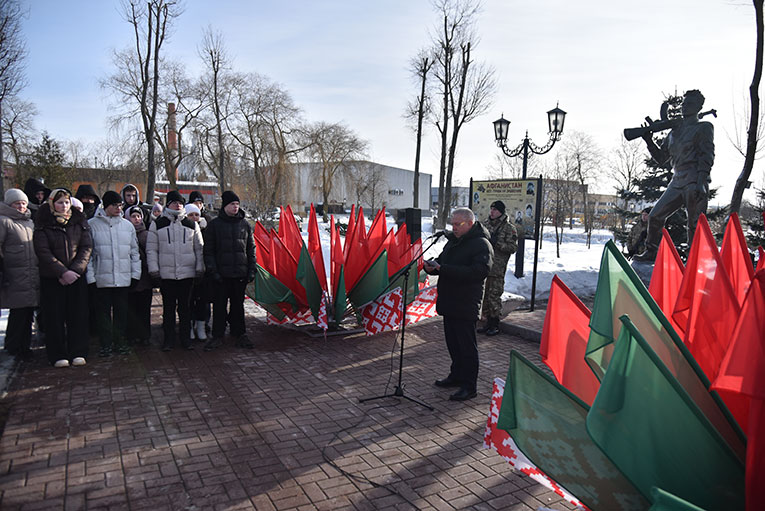 v-glubokom-pochtili-pamyat-voinov-internatsionalistov-_3