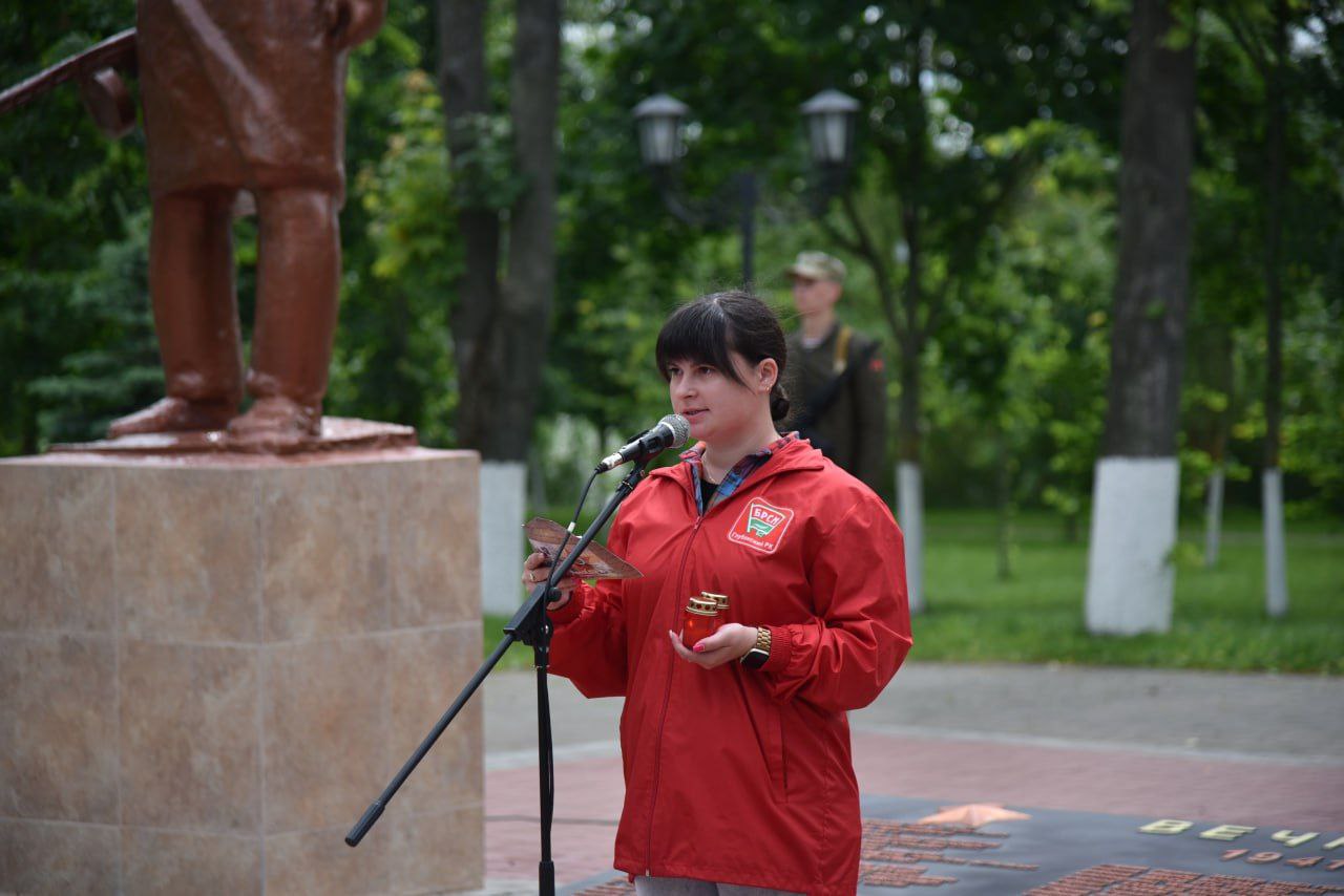 patrioticheskaya-aktsiya-svecha-pamyati-proshla-v-parke-pobedy-g-glubokoe_3