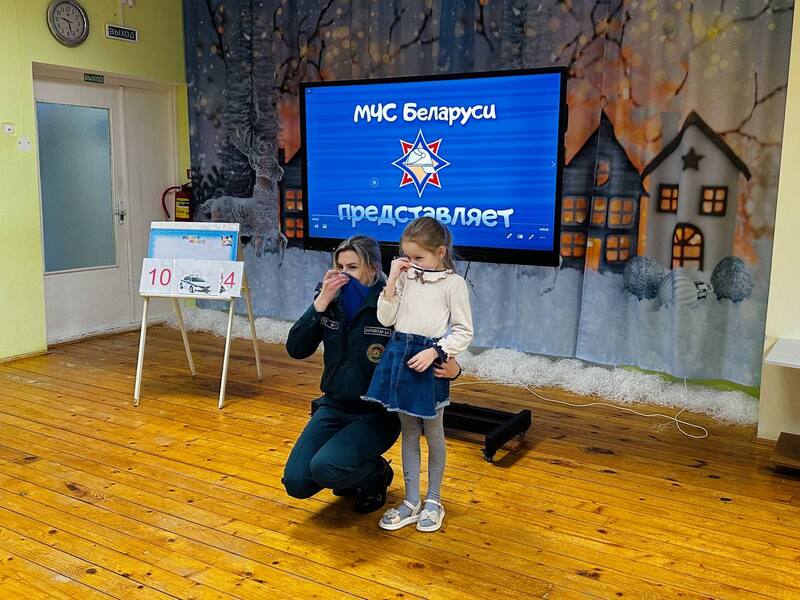 glubokoe-bezopasnost-nachinaetsya-s-malogo-rabotniki-mchs-uchat-detey-pravilam-bezopasnosti-v-detski_1