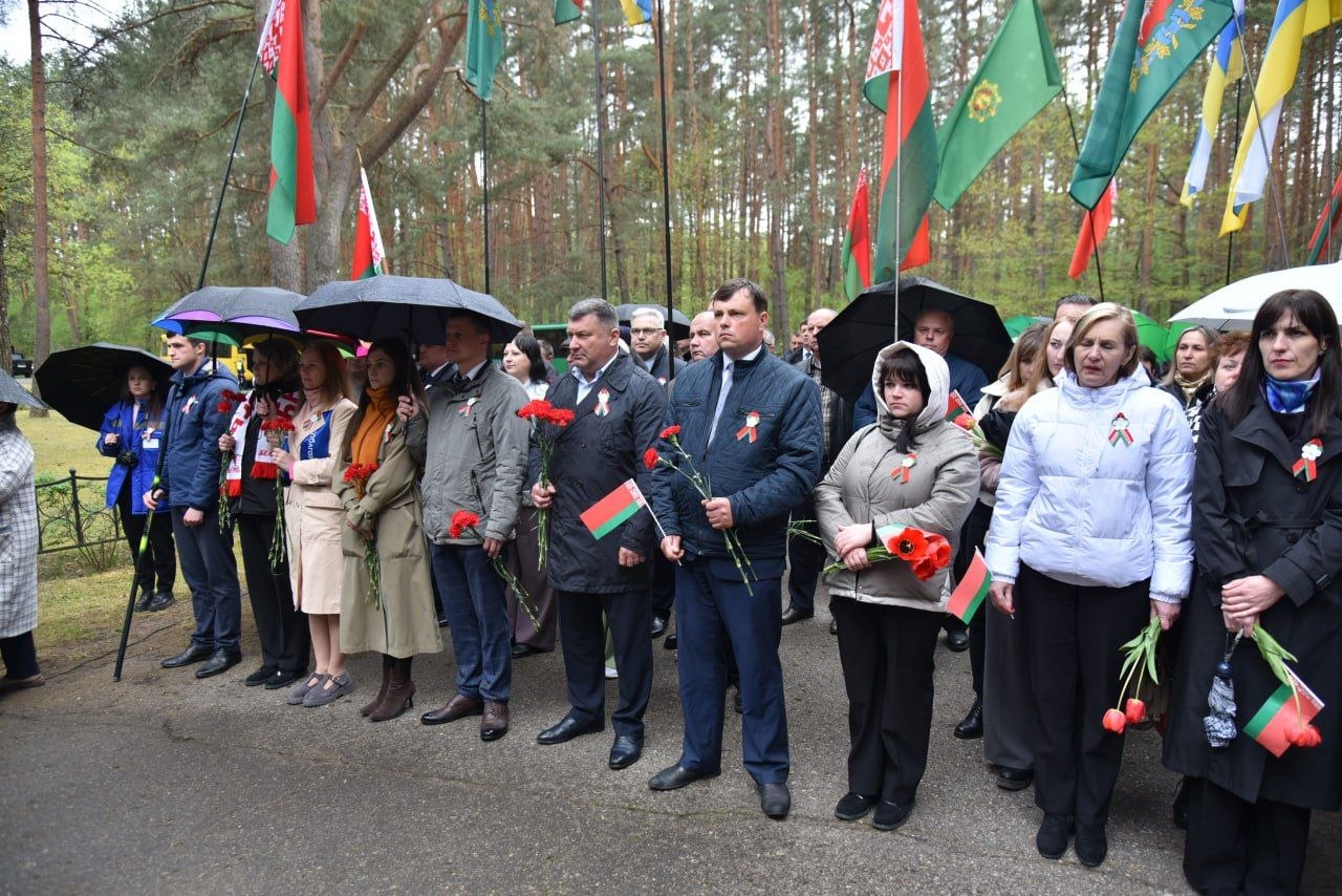 pamyat-vysechennaya-v-kamne-i-serdtsakh-v-urochishche-borok-proshel-miting-rekviem_17