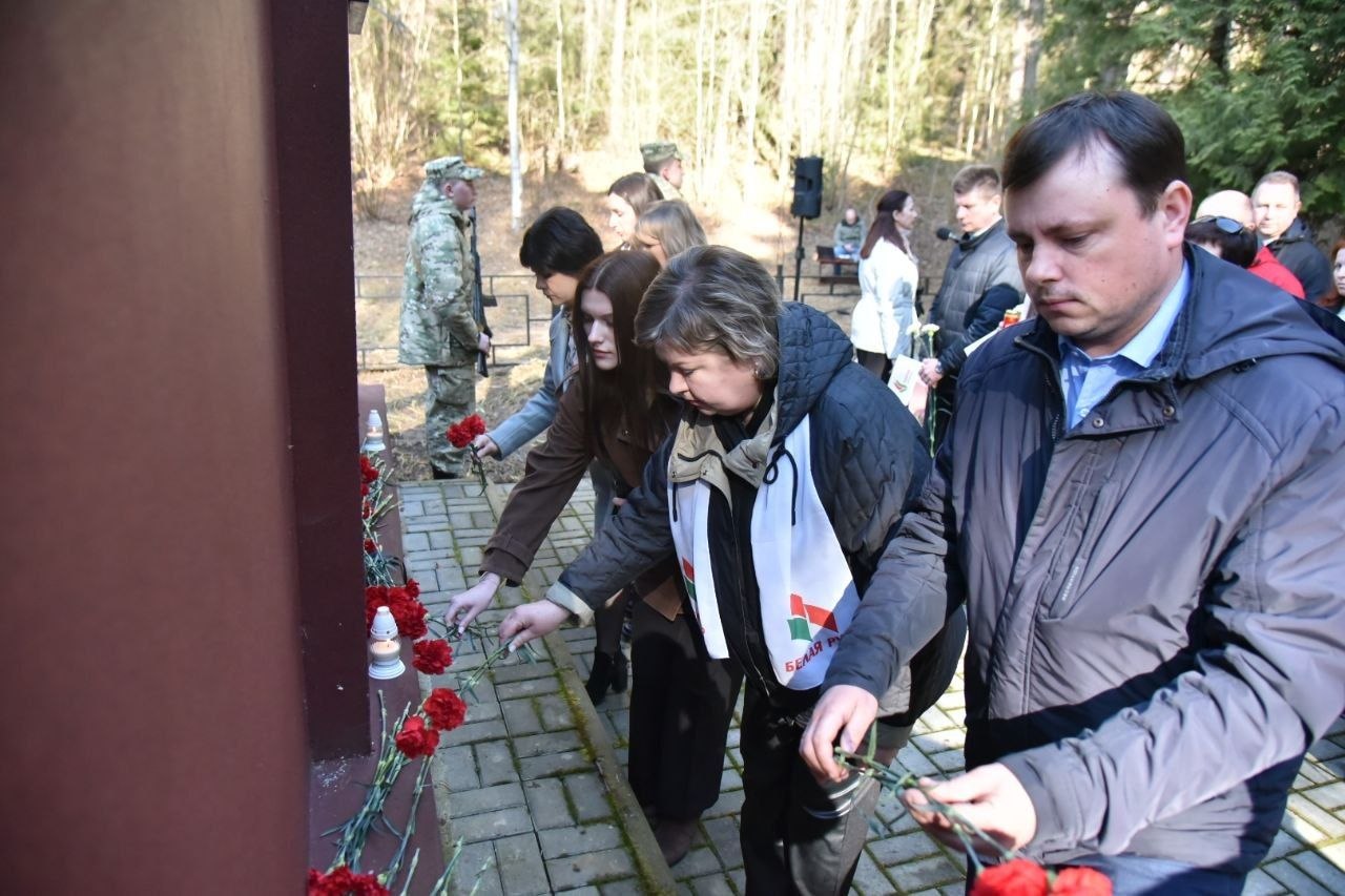 22-marta-vsya-belarus-traditsionno-sklonyaet-golovy-v-znak-skorbi-po-zhertvam-tragedii-khatyni-i-dru_0