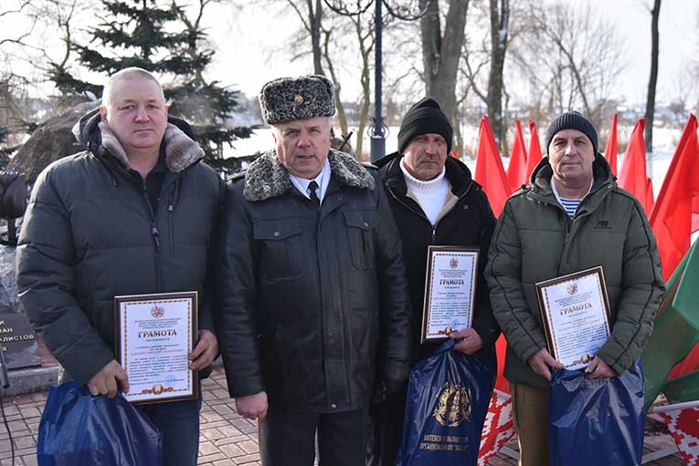 v-glubokom-pochtili-pamyat-voinov-internatsionalistov-_9
