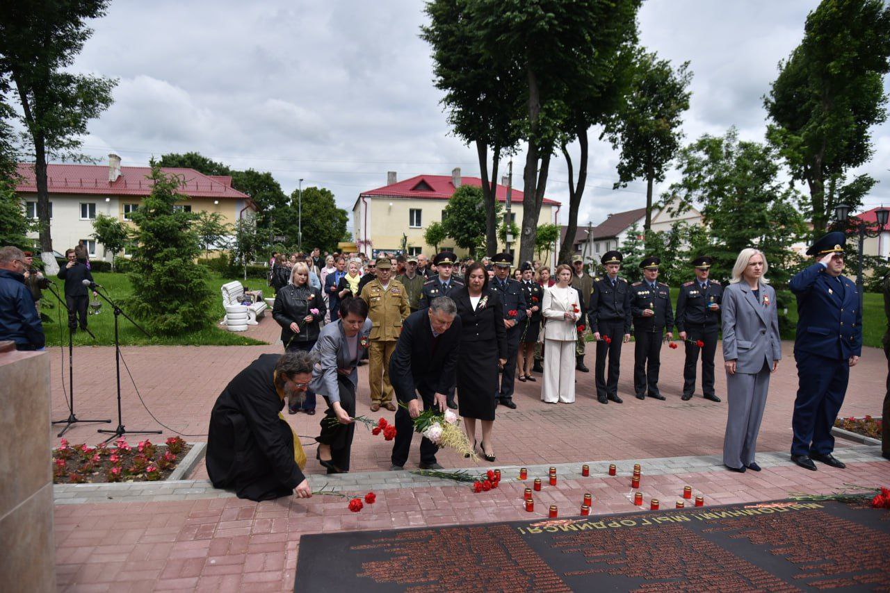patrioticheskaya-aktsiya-svecha-pamyati-proshla-v-parke-pobedy-g-glubokoe_7