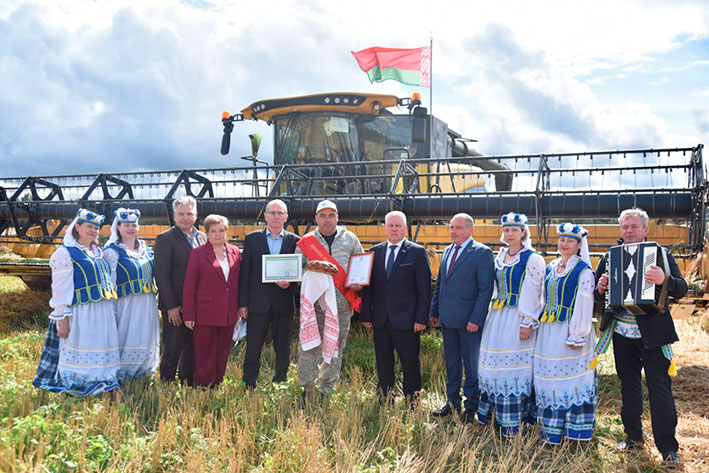 kombaynyer-sergey-zelenkevich-iz-glubokskogo-mkk-namolotil-2000-tonn-zerna_6