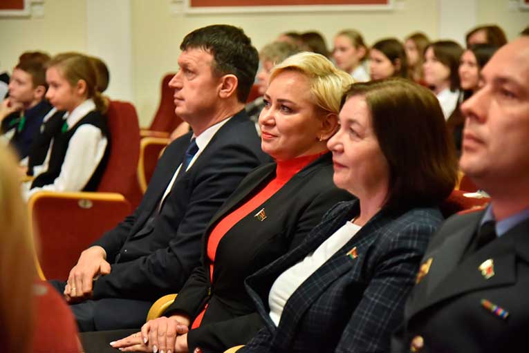 torzhestvennaya-tseremoniya-vrucheniya-molodezhnoy-premii-priznanie-proshla-v-glubokom_13