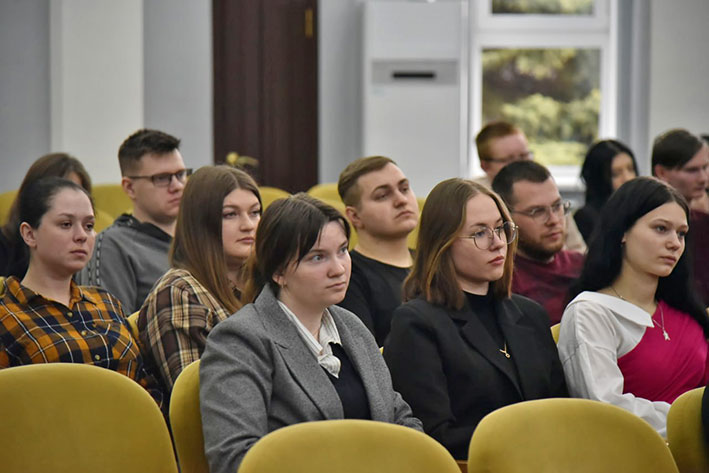 pyetr-belus-vstretilsya-s-molodymi-spetsialistami-sfery-apk_3