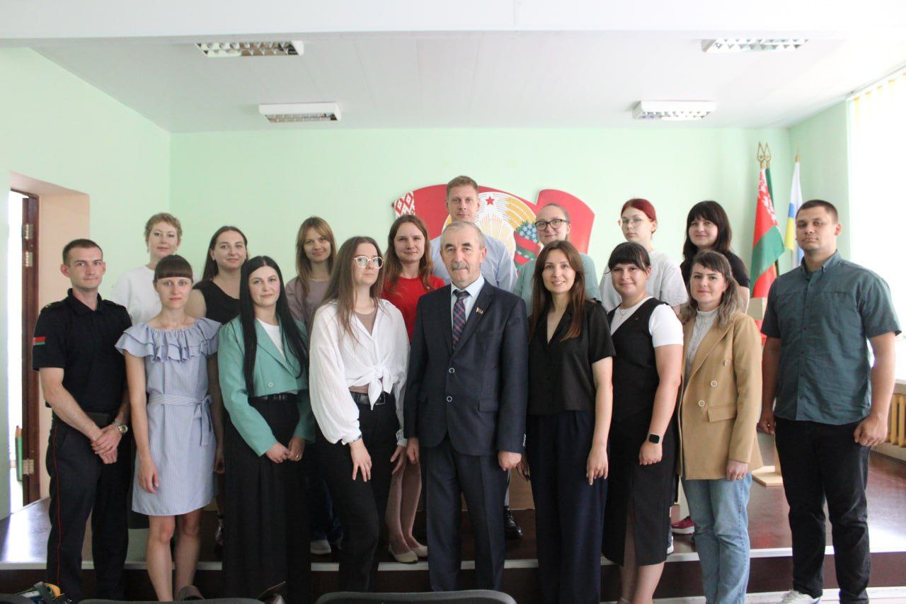 otkrytyy-dialog-molodezh-glubochchiny-vstretilas-s-valeriem-giro-direktorom-khlebozavoda-deputatom-g_3