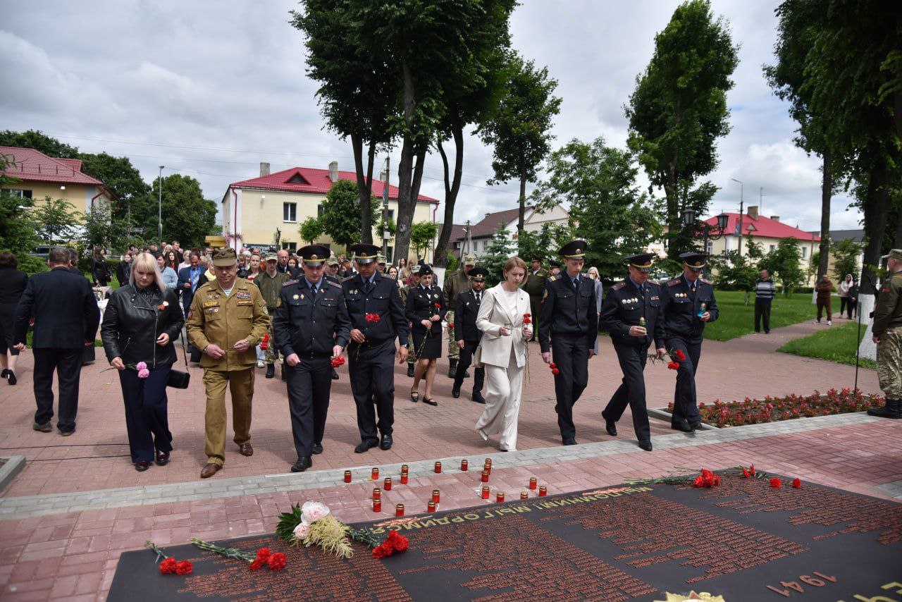 patrioticheskaya-aktsiya-svecha-pamyati-proshla-v-parke-pobedy-g-glubokoe_8
