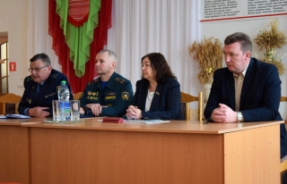 Информационная
группа во главе с председателем Глубокского районного Совета депутатов посетила
Глубокский комбикормовый завод