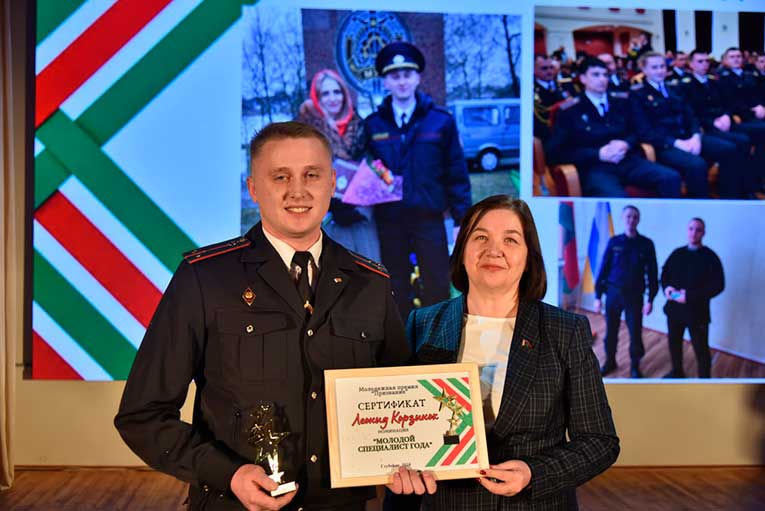 torzhestvennaya-tseremoniya-vrucheniya-molodezhnoy-premii-priznanie-proshla-v-glubokom_2