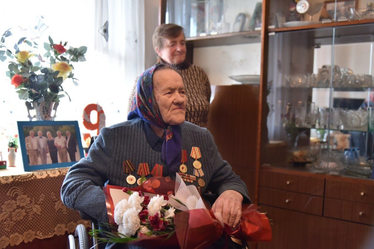 veterana-velikoy-otechestvennoy-voyny-pozdravili-s-dnem-pozhilykh-lyudey_1