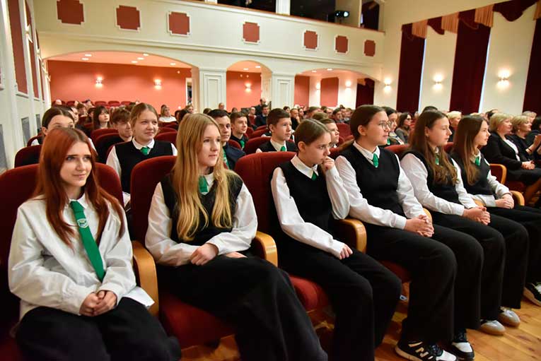 torzhestvennaya-tseremoniya-vrucheniya-molodezhnoy-premii-priznanie-proshla-v-glubokom_0