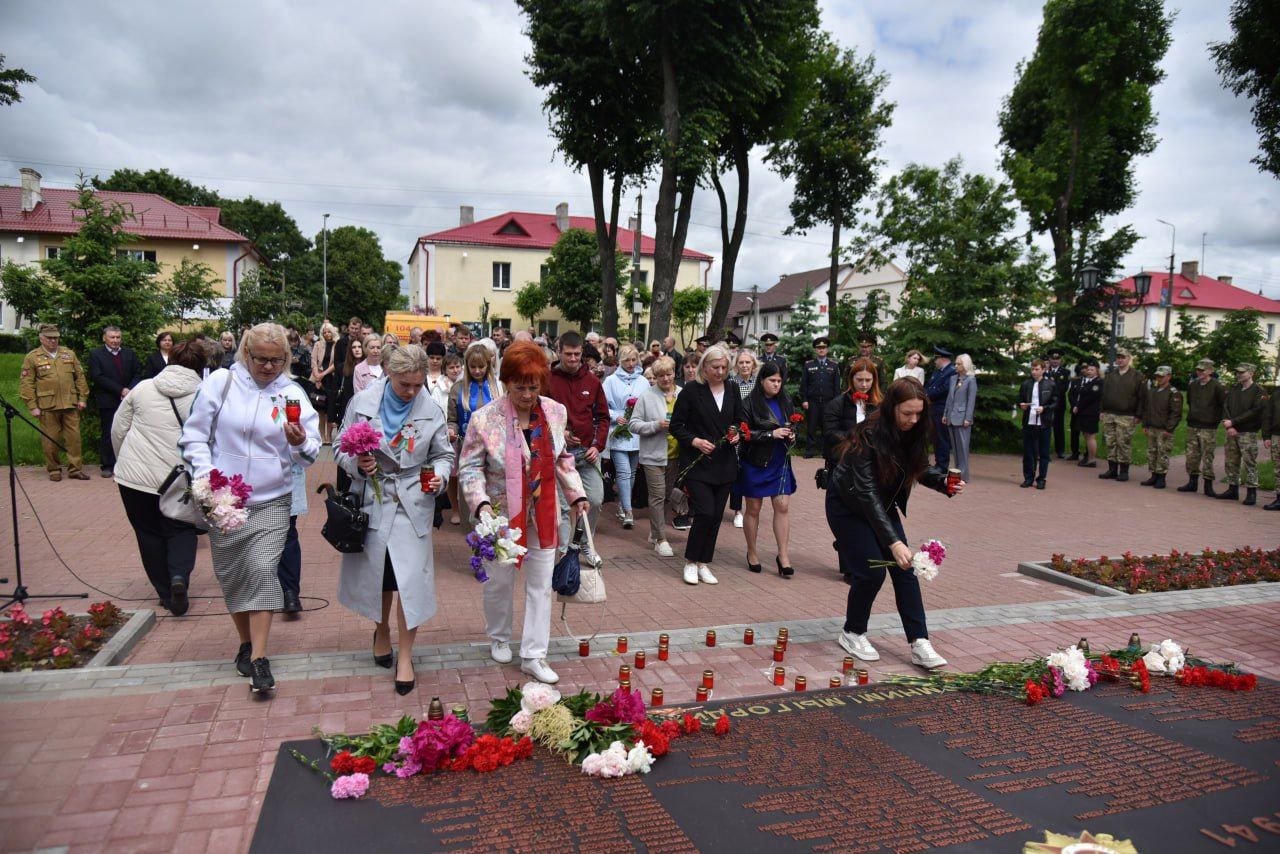 patrioticheskaya-aktsiya-svecha-pamyati-proshla-v-parke-pobedy-g-glubokoe_10