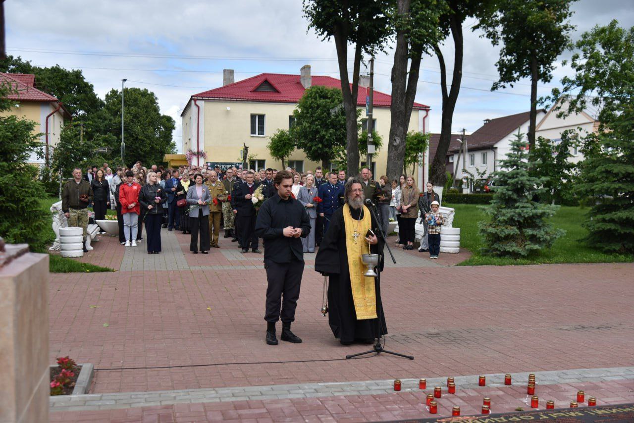 patrioticheskaya-aktsiya-svecha-pamyati-proshla-v-parke-pobedy-g-glubokoe_4