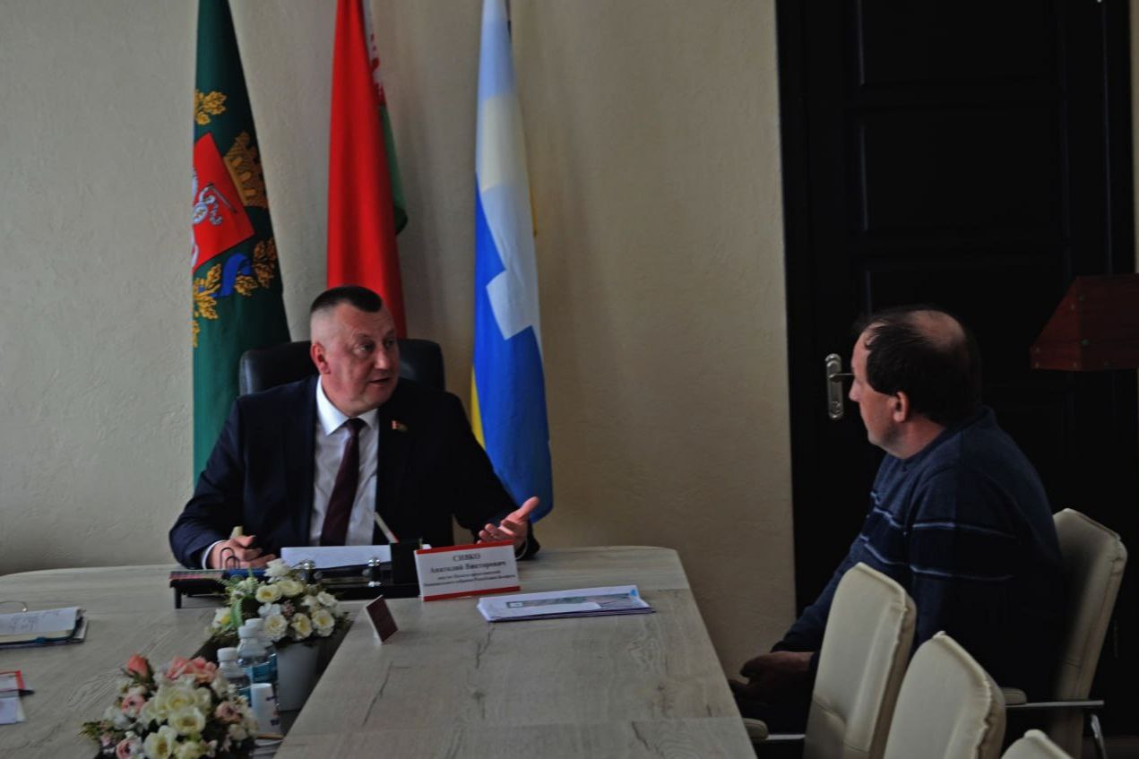 rabota-v-regionakh-anatoliy-sivko-posetil-glubokskiy-rayon_1