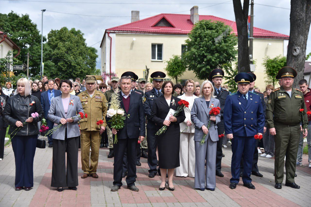 patrioticheskaya-aktsiya-svecha-pamyati-proshla-v-parke-pobedy-g-glubokoe_0