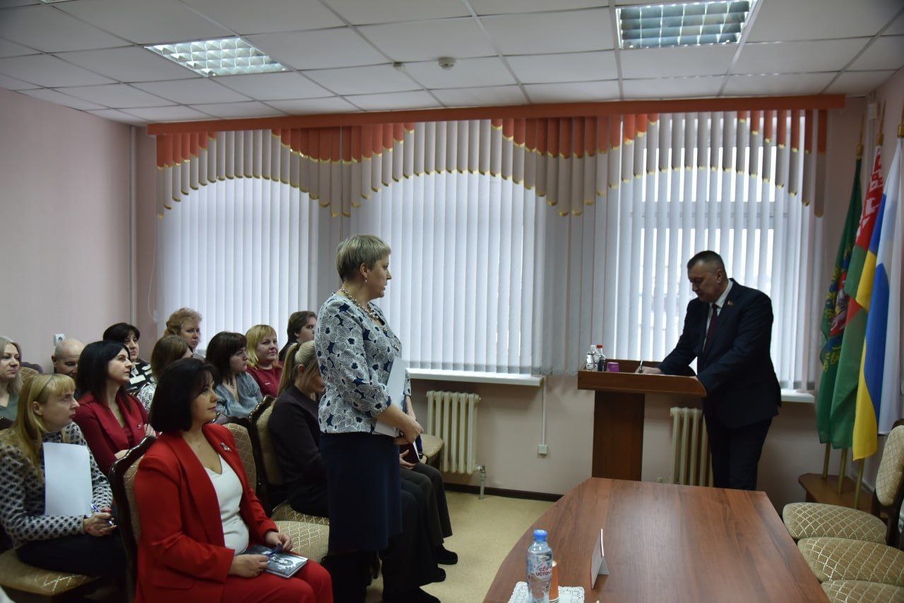 v-ramkakh-edinogo-dnya-informirovaniya-sostoyalas-vstrecha-deputata-palaty-predstaviteley-natsionaln_0