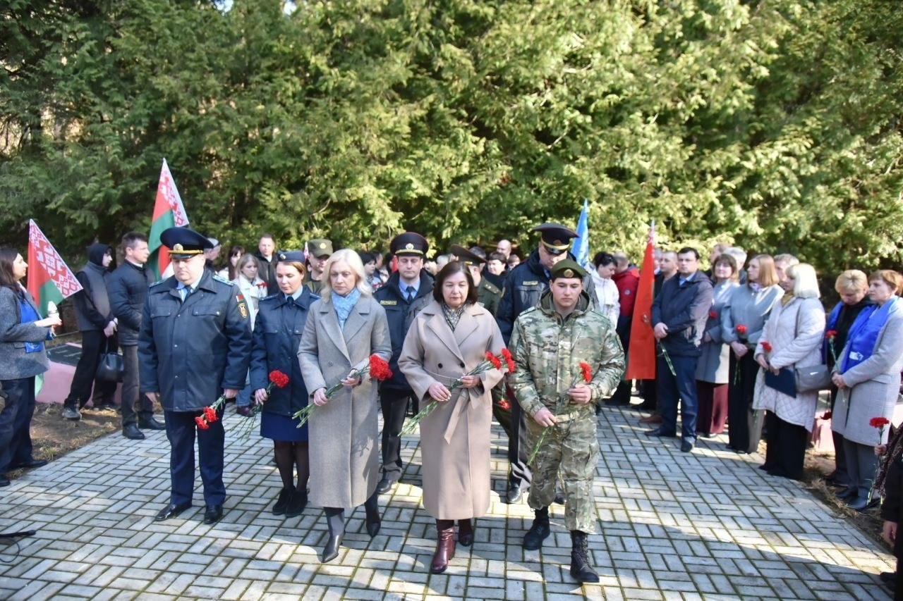 22-marta-vsya-belarus-traditsionno-sklonyaet-golovy-v-znak-skorbi-po-zhertvam-tragedii-khatyni-i-dru_7