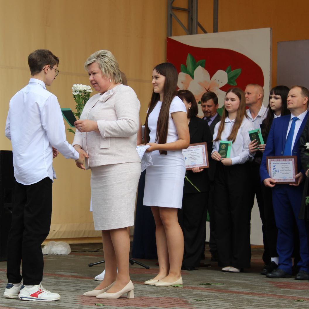 vivat-vypuskniki-v-glubokom-proshel-rayonnyy-vypusknoy_13