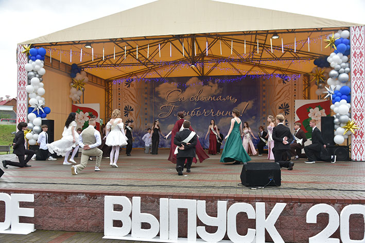 proshchanie-so-shkoloy-yarkiy-prazdnik-dlya-vypusknikov-glubokogo_14