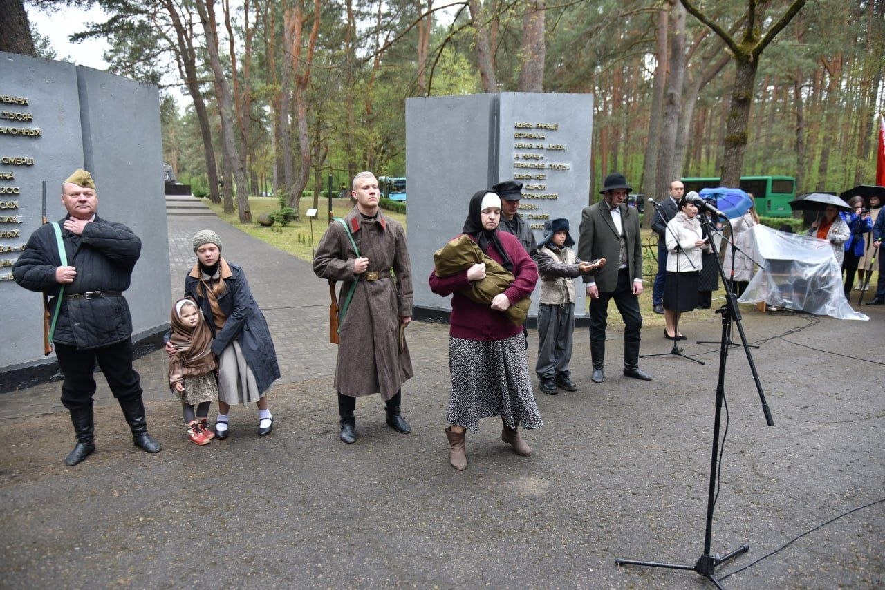 pamyat-vysechennaya-v-kamne-i-serdtsakh-v-urochishche-borok-proshel-miting-rekviem_0