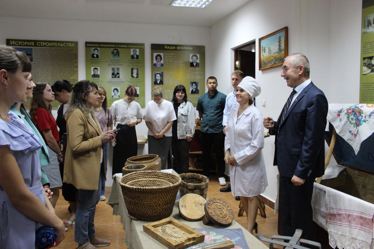 otkrytyy-dialog-molodezh-glubochchiny-vstretilas-s-valeriem-giro-direktorom-khlebozavoda-deputatom-g_1