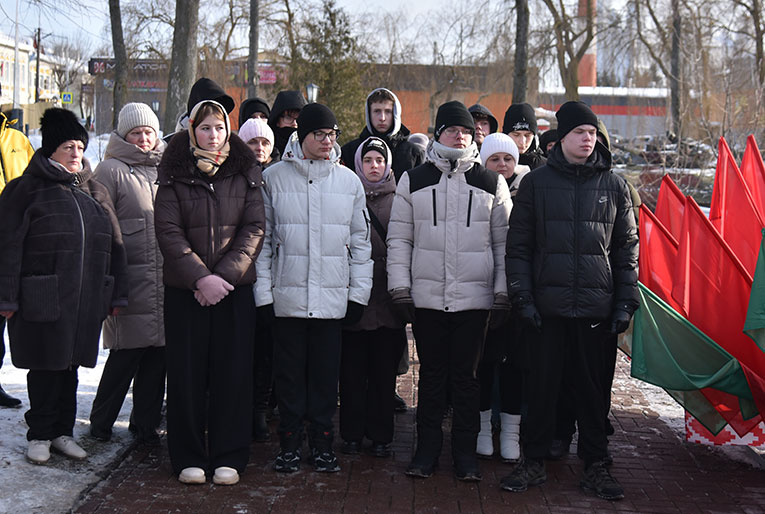 v-glubokom-pochtili-pamyat-voinov-internatsionalistov-_7