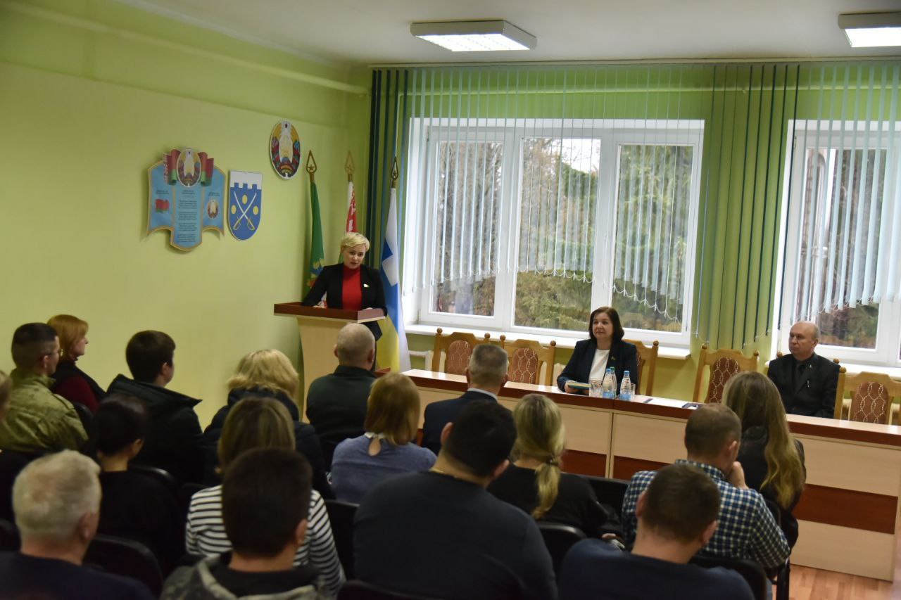 natalya-markovich-vstretilas-s-trudovymi-kollektivami-rayona-i-obsudila-khod-elektoralnoy-kampanii_0