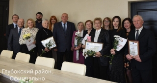 Александр Шубский
поздравил коллектив и ветеранов редакции районной газеты "Веснік
Глыбоччыны"