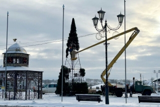 На Центральной площади в Глубоком идет монтаж главной в районе новогодней елки