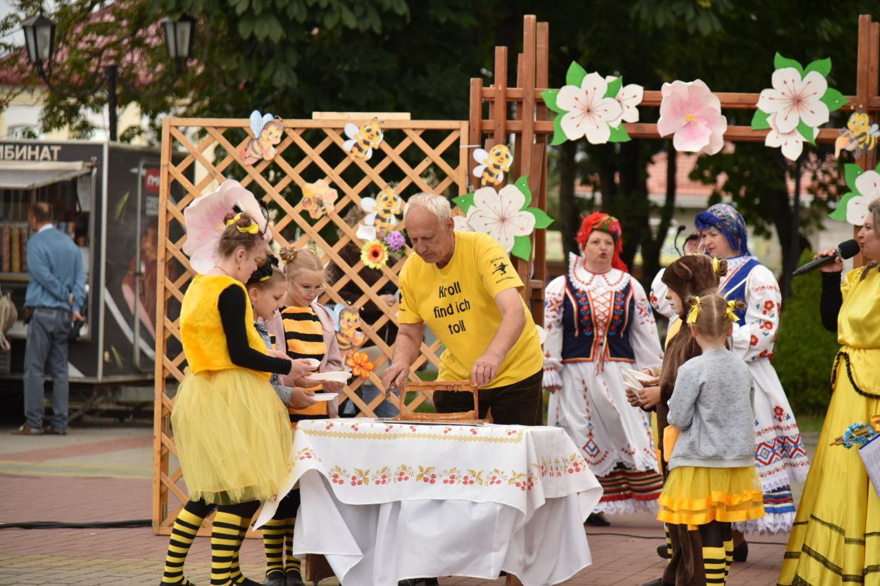 medovyy-fest-sobral-zhiteley-i-gostey-glubochchiny-_7