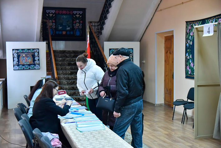 nablyudateli-sng-otsenili-khod-dosrochnogo-golosovaniya-v-glubokskom-rayone_0