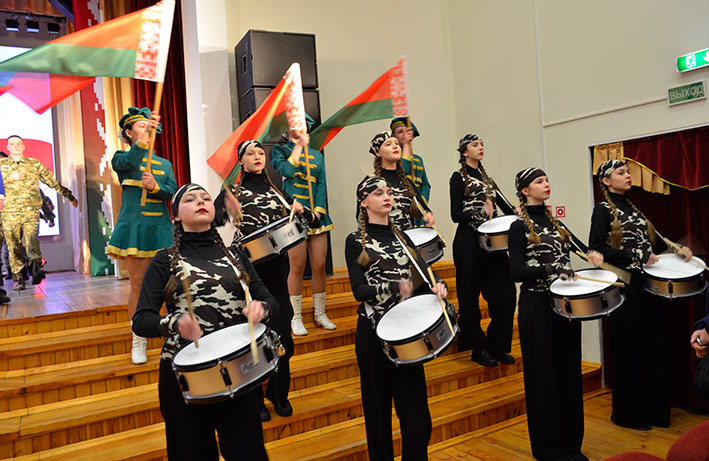 v-glubokom-proshyel-prazdnichnyy-kontsert-posvyashchyennyy-dnyu-zashchitnikov-otechestva-i-vooruzhye_9