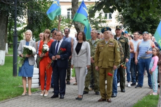 В парке Победы г.
Глубокое у памятника воинам-интернационалистам прошел митинг, посвященный Дню
десантников и сил специальных операций. (Фотоновость)