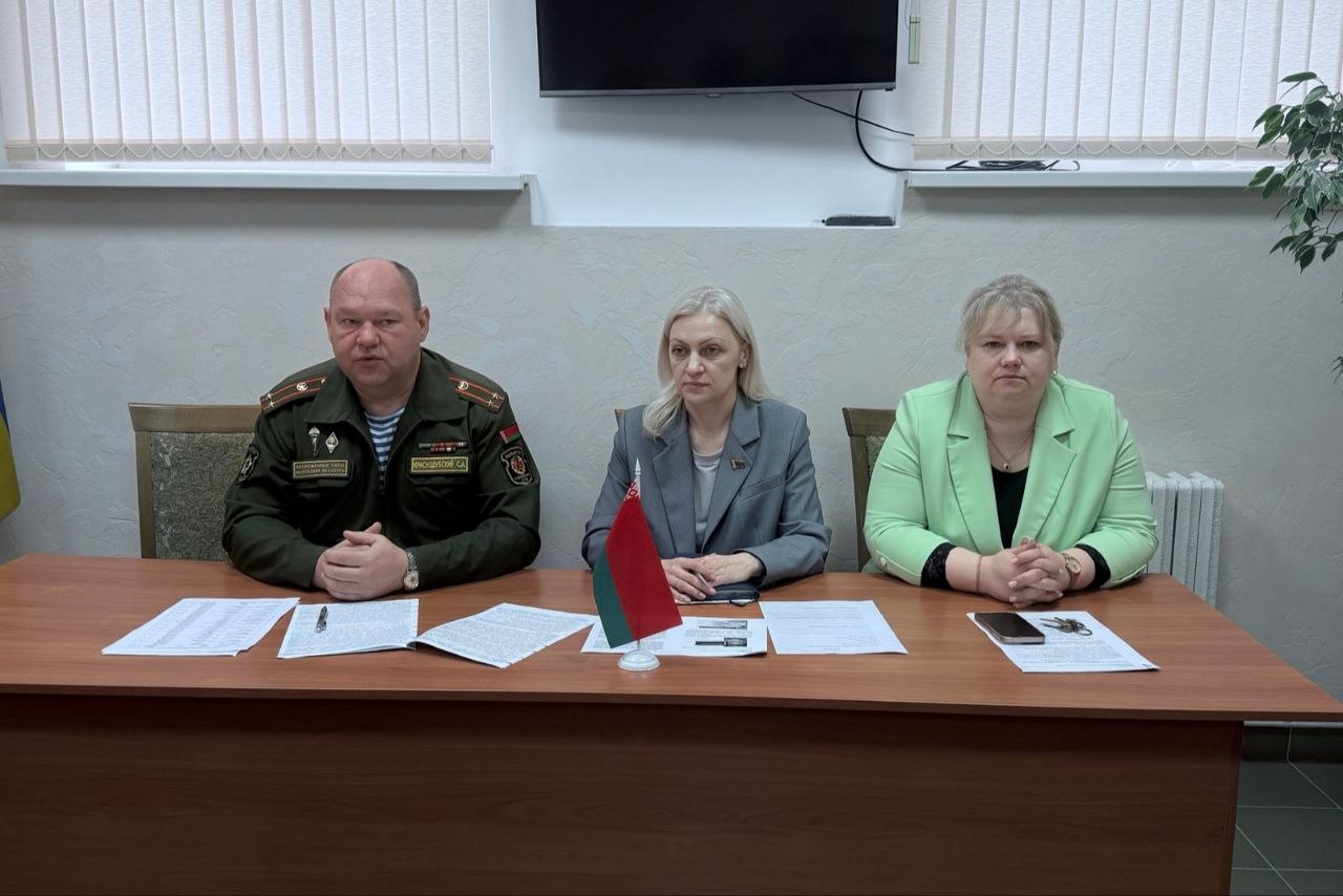 Областные и районные информационные группы посетили трудовые коллективы Глубоччины